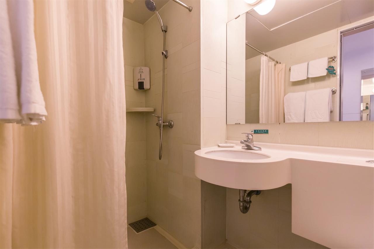Magnolia Business Hotel Xining Railway Station Grand Cross Mojia Street Екстер'єр фото